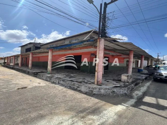 LOJA COMERCIAL COM APROXIMADAMENTE 100M², LOCALIZADA NO GRILO, EM CAUCAIA. O IMÓVEL FICA E