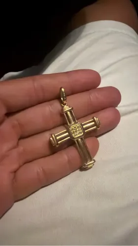 Pingente de ouro com brilhantes