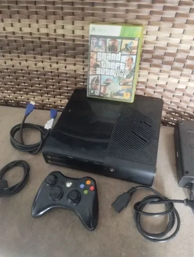 Xbox 360 com GTA 5 apenas detalhe na parte de cima do Xbox 
