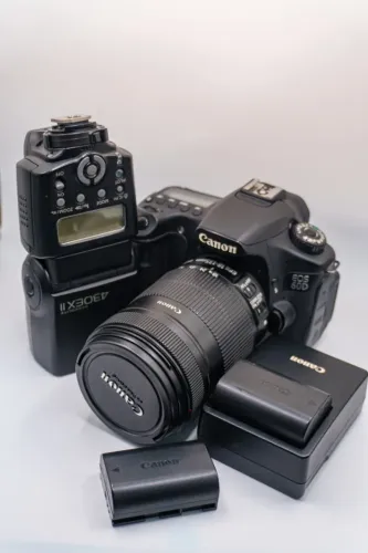 Canon 60D + Lente 18-135mm + Flash Speedlite + 2 Baterias