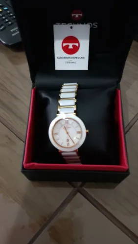Relógio technos semi novo com uma pulseira em cerâmica banhado a ouro 50 m a prova d água.