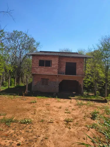 Chácara à Venda em Aparecida de Goiânia 3.600 m², Casa de 5 Quartos e Córrego nos Fundos