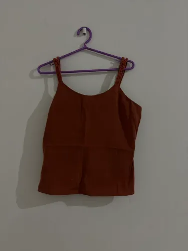blusa marrom con detalhe na alça