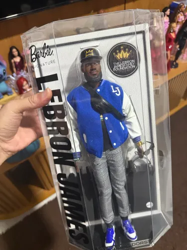 Boneco Barbie lebron James