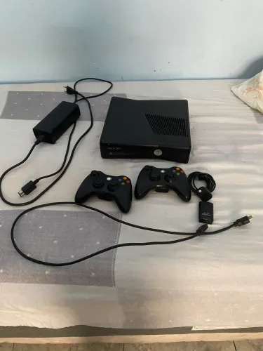 Xbox 360 com dois controles tem 54 jogos