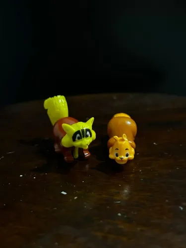 Lote 2 Miniaturas Antigas Kinder Ovo - Bichinhos Da Floresta Guaxinim E Esquilo