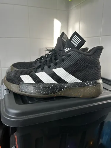 Tênis adidas pro next