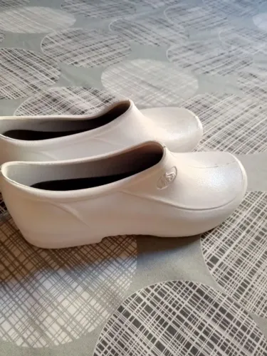 Sapato antiderrapante para limpeza