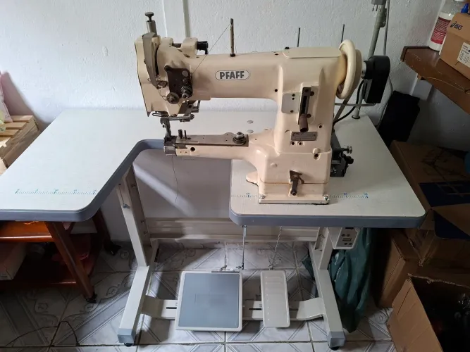 Máquina de costura de braço