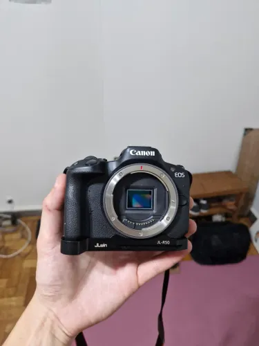 Câmera Canon EOS R50 Mirrorless (Corpo) + Placa Grip JLwin