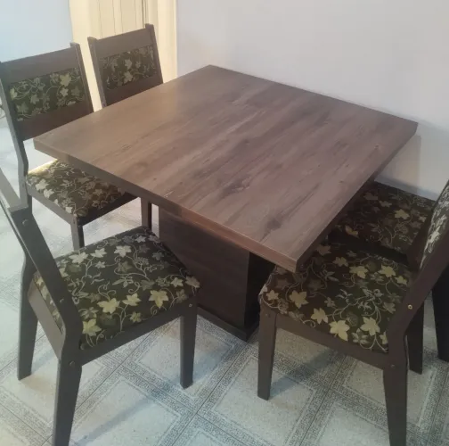 Mesa de jantar com 5 cadeiras 1,10x1,10