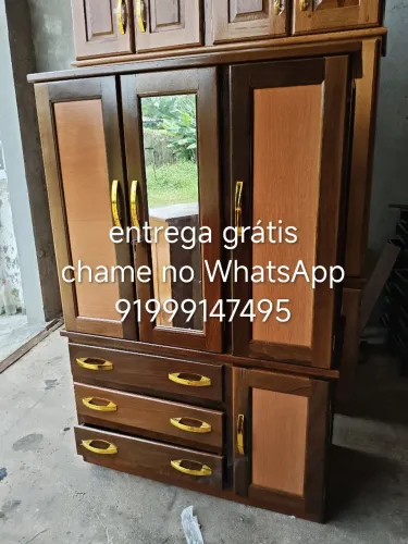 Guarda roupa de madeira maciça
