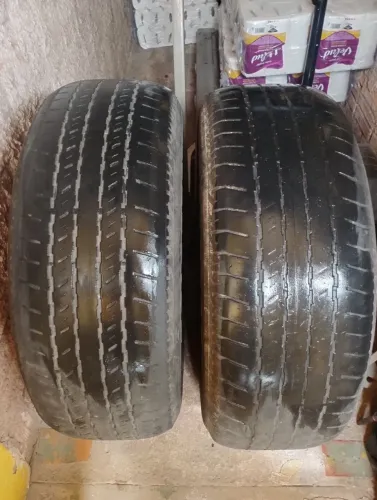 Vendo esses dois pneus da Firestone 265/60/18 bom para stepe. Só 200 reais os dois.