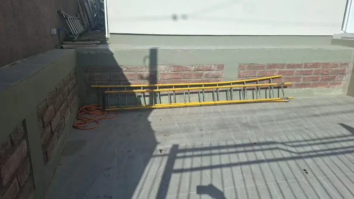 Escada extensível de madeira com degraus de aço. Torrando pra liberar espaço!