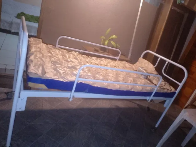 CAMA HOSPITAL MANUAL COM COLCHÃO DE ESPUMA , COLCHÃO DE AR PNEUMÁTICA COM A BOMBA
