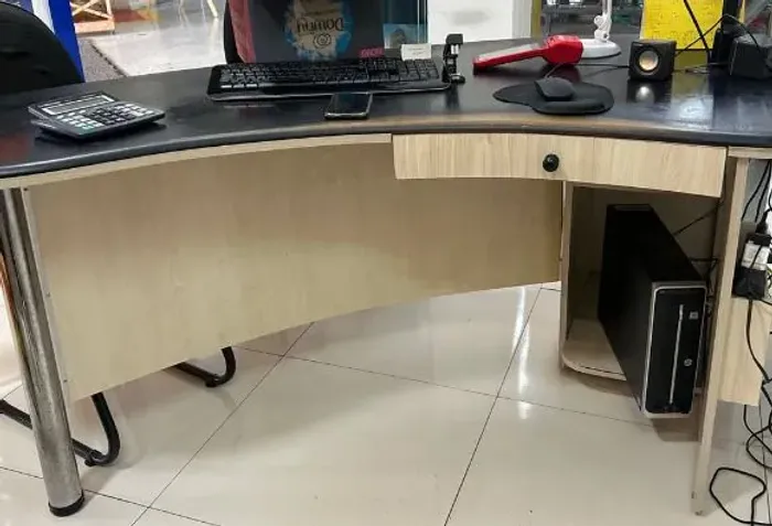 Mesa de Escritório CVC com Gavetas - Ótimo Estado