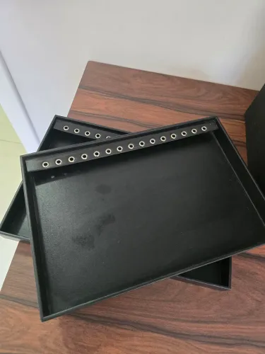 Porta corrente e pulseira sem uso
