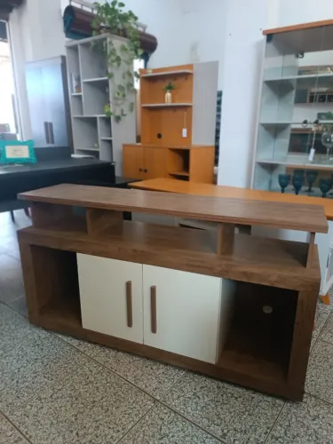 RACK COM RODINHAS PARA SALA NA PROMOÇÃO