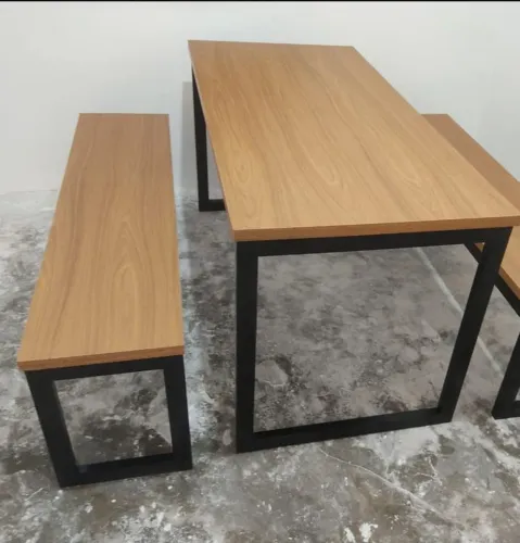 Mesa de metalon com bancos