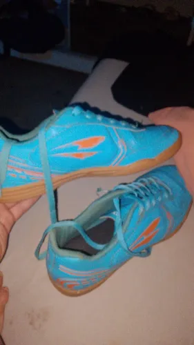 VENDO CHUTEIRA FUTSAL AZUL COM LARANJA - TAM 38/39 ? Pouco uso, bem conservada ? Sola boa