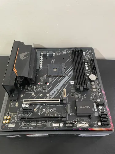 Placa-mãe Gigabyte Aorus B550M Elite (com defeito)