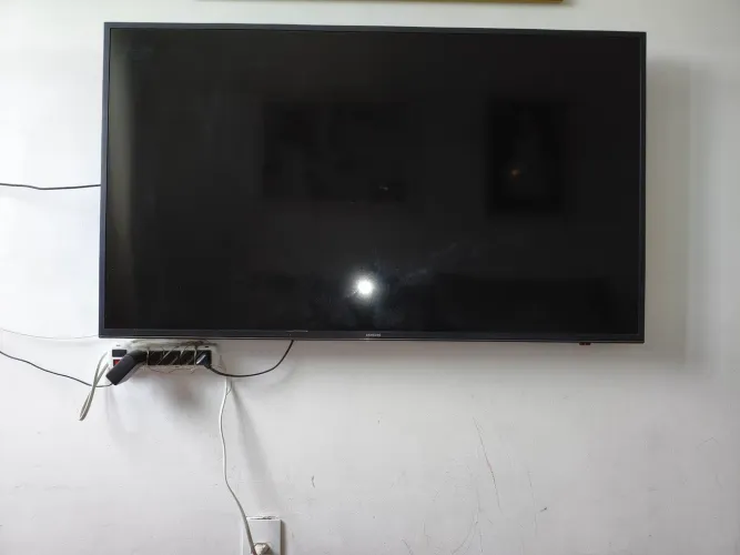 Vendo Smart TV Samsung 4K de 50 polegadas, modelo UN50MU6100G para retirar peças