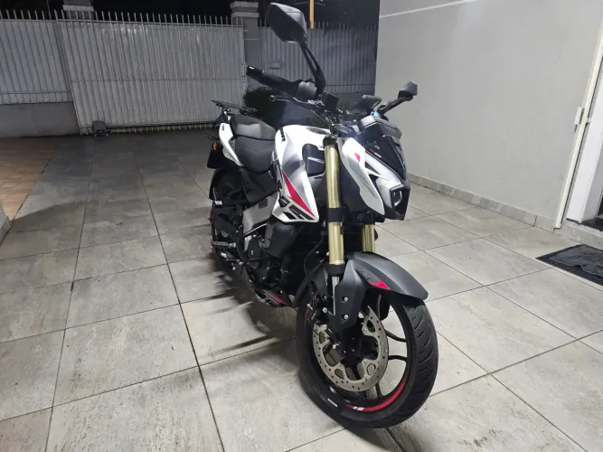 Bajaj Dominar NS400Z + Acessórios inclusos 