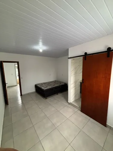 Alugo Kitnet/Studio espaçosa mobiliada com 01 dormitório