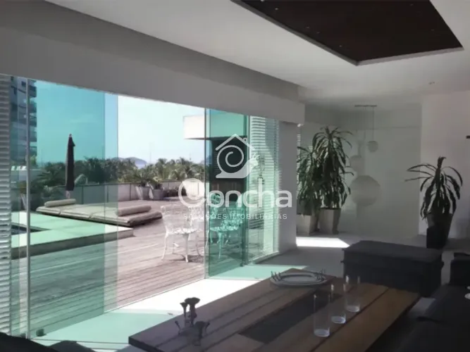 Cobertura de 497m2 em condomínio frente mar no posto 3 na Barra da Tijuca