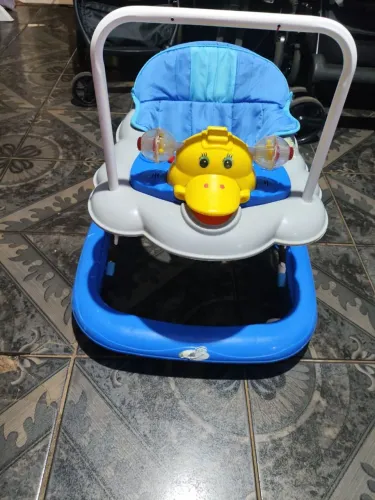 Andador dobrável e com regulagens de altura e freios, possui rodinhas de silicone