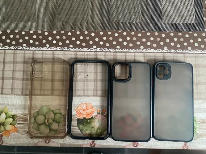 Kit 4 Capinhas para iPhone 11 - Usadas