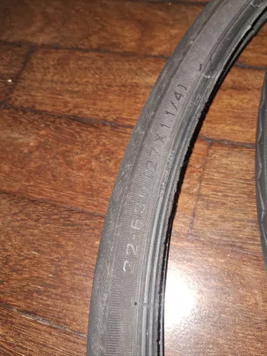 Pneus Aro 700 em ótimo estado, prontos para equipar sua bicicleta e garantir performance e