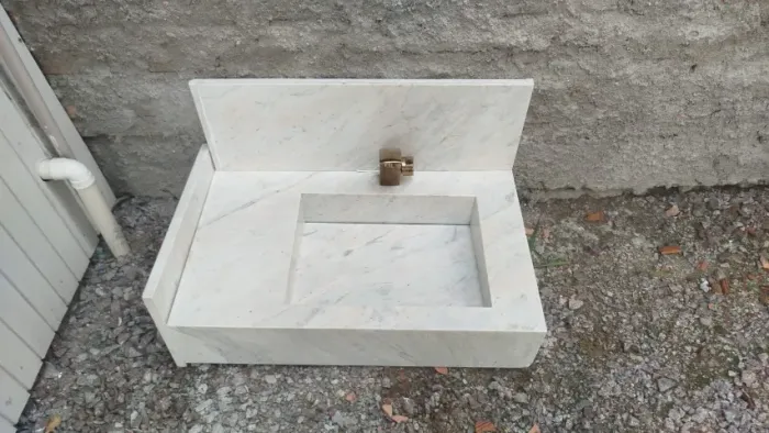 Cuba da pia banheiro de mármore com torneira dourada