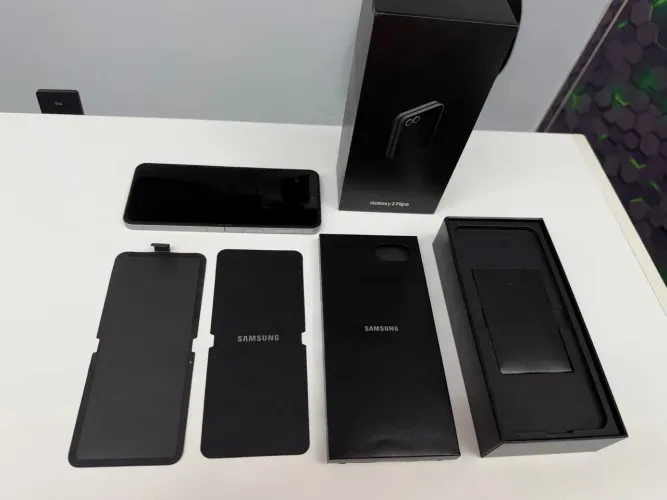 Samsung Galaxy Z Flip 6 256GB | 12GB RAM