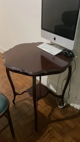 Mesa MADEIRA MAÇICA INGLESA estilo antigo comprada na BASILI