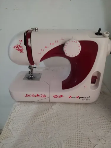 Máquina de costura nova sem uso