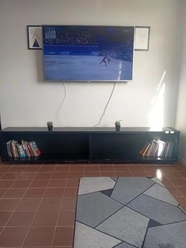 RACK PARA TV COM RODINHAS MEDINDO 2,50 DE COMPRIMENTO PARA 0,50 CM DE ALTURA.