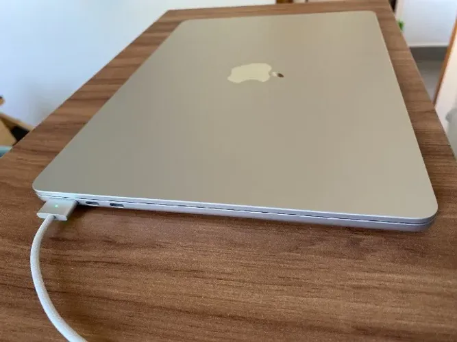 MacBook air M4, tela de 13,6?, com 16GB de RAM, 512GB de memória, saúde da bateria em 100%