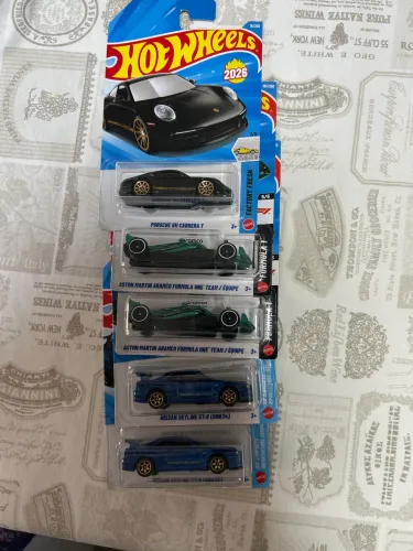Lote hot wheels - 2 skyline + 2 F1 Aston Martin + porsche 911