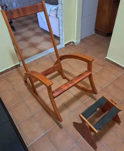 Cadeira de Balanço e Mesa de Jantar