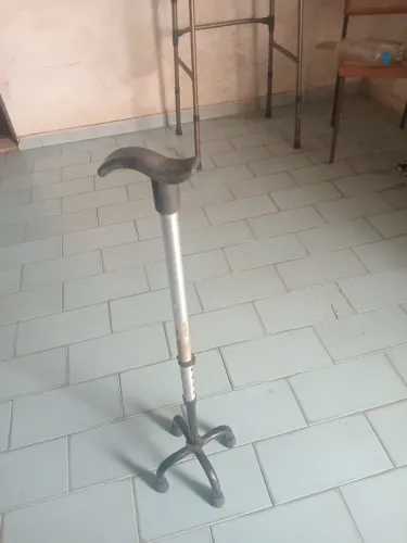 Vendo bengala de alumínio de 04 apoios