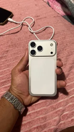 iPhone XR na carcaça do 17 pro max