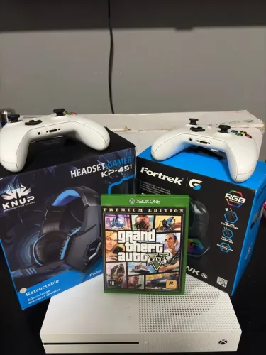 Xbox One 1TB + 2 Controles + GTA V + 2 Headsets