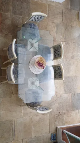 Mesa de jantar com as cadeiras