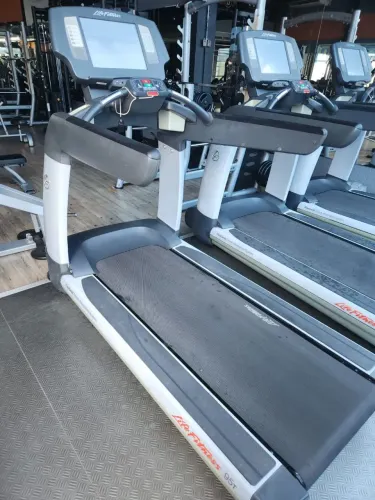 Esteira Life Fitness 95T excelente estado
