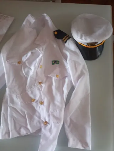 Conjunto de chapéu,parte de cima e parte de baixo saia