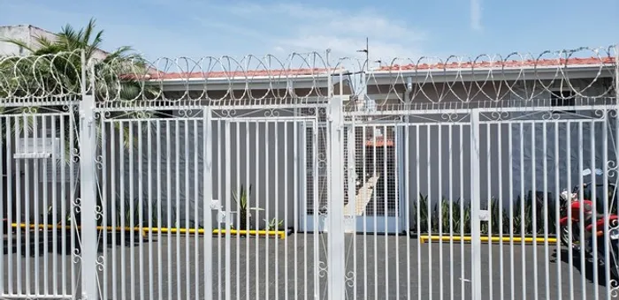 Aluga-se flat  por dia (kitnet com mobilia)em lins, com segurança e conforto. 