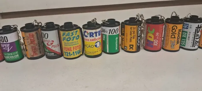 Filmes de Máquina Fotográfica Belíssima e Antiga Coleção Chaveiros Antigos de Filmes 