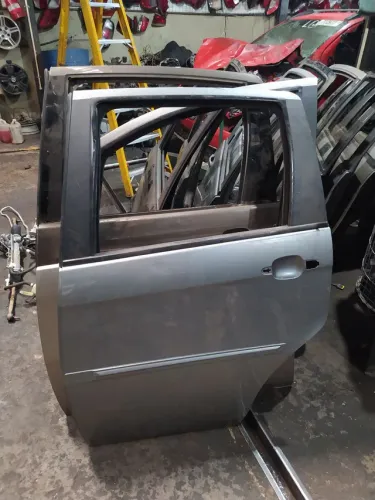 Porta Idea traseira esquerda  atractive