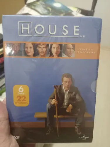Série House 1° à 5° temporada +Maleta Cinza